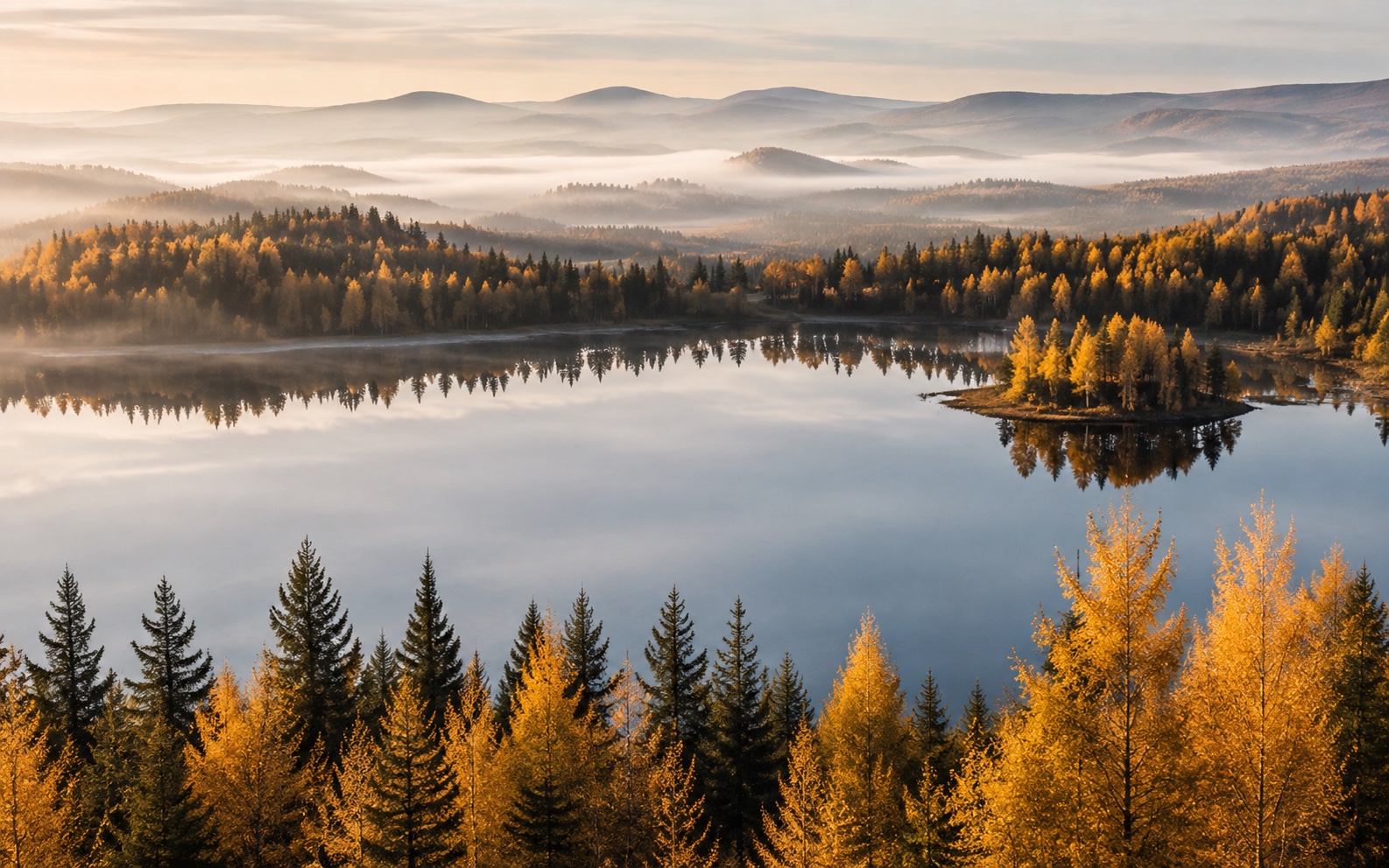 阿尔山天池秋景